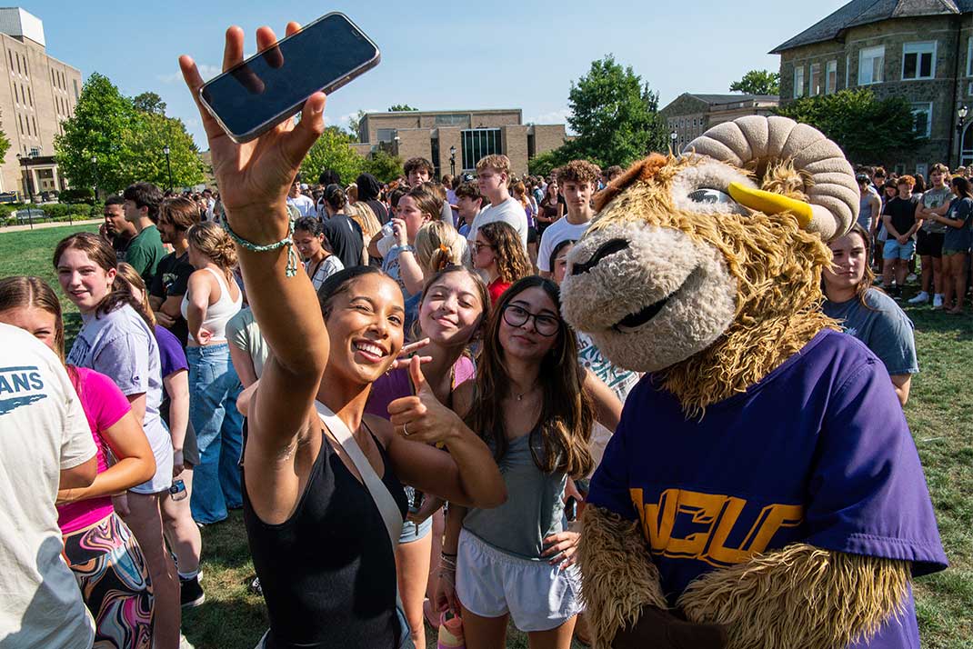 
							WCU Students taking a selfie with Rammy
						