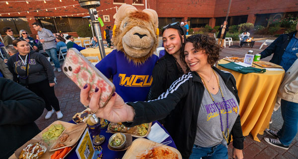 Rammy and alumni taking a selfie