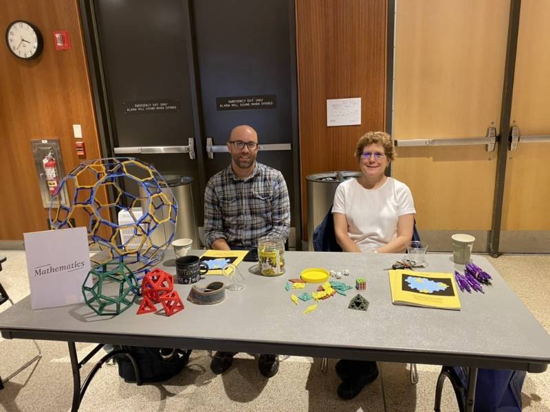 Dr. Brazas and Dr. Sullivan at exploratory studies majors fair.